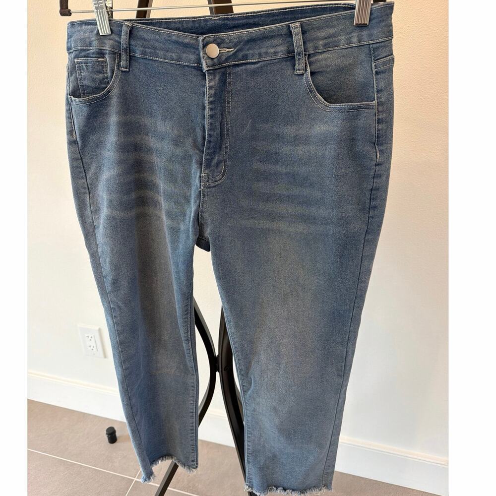 Curvy Plus XXL Denim Capri Jeans Fringe Bottom